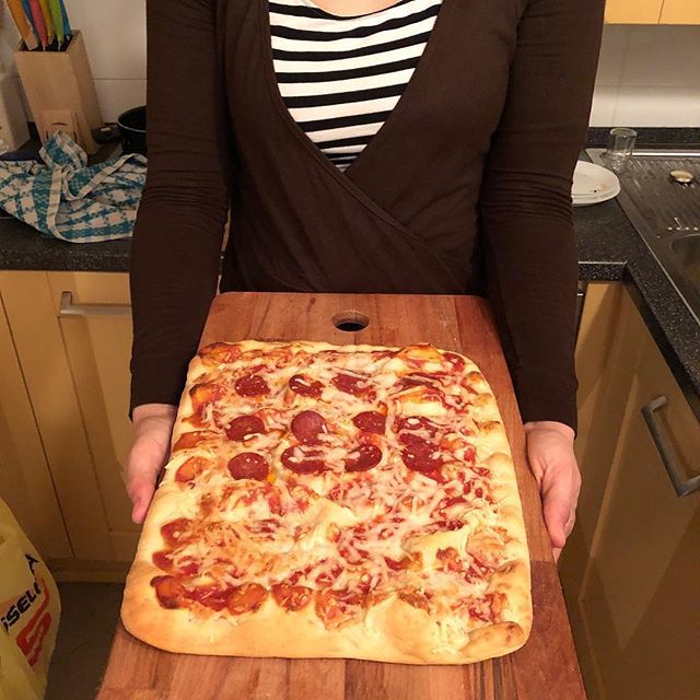 Stasera pizza! Pizza a casa di @tuporta.dabere che ci ha ospitate a casa sua per @instagnammo  con @cameoitalia  a degustare #labigustocheunisce 
Avevo già provato una social eating, con <a href="/cook_eat_love/">QueenTeleshia</a> il mese scorso e l’esperienza ci è piaciuta tanto ch… ift.tt/2ILk5tv