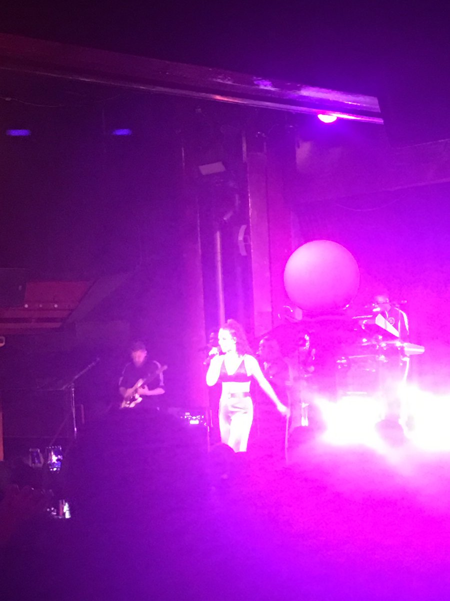 briggsmatt1710's tweet photo. Jess Glynne was awesome tonight in Barcelona #salaapollo https://t.co/UVKHFjJjTc