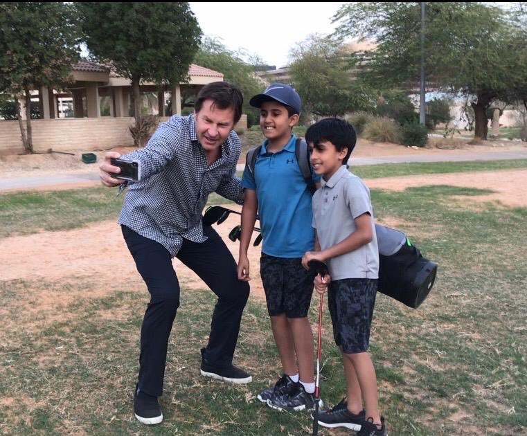 My new golfing buddies, Abdulaziz and his brother Khalid, two young Saudi golfers experiencing my daftness! 🤣🏌️‍♂️⛳️ #GolfSaudi ⁦@FaldoDesign⁩
