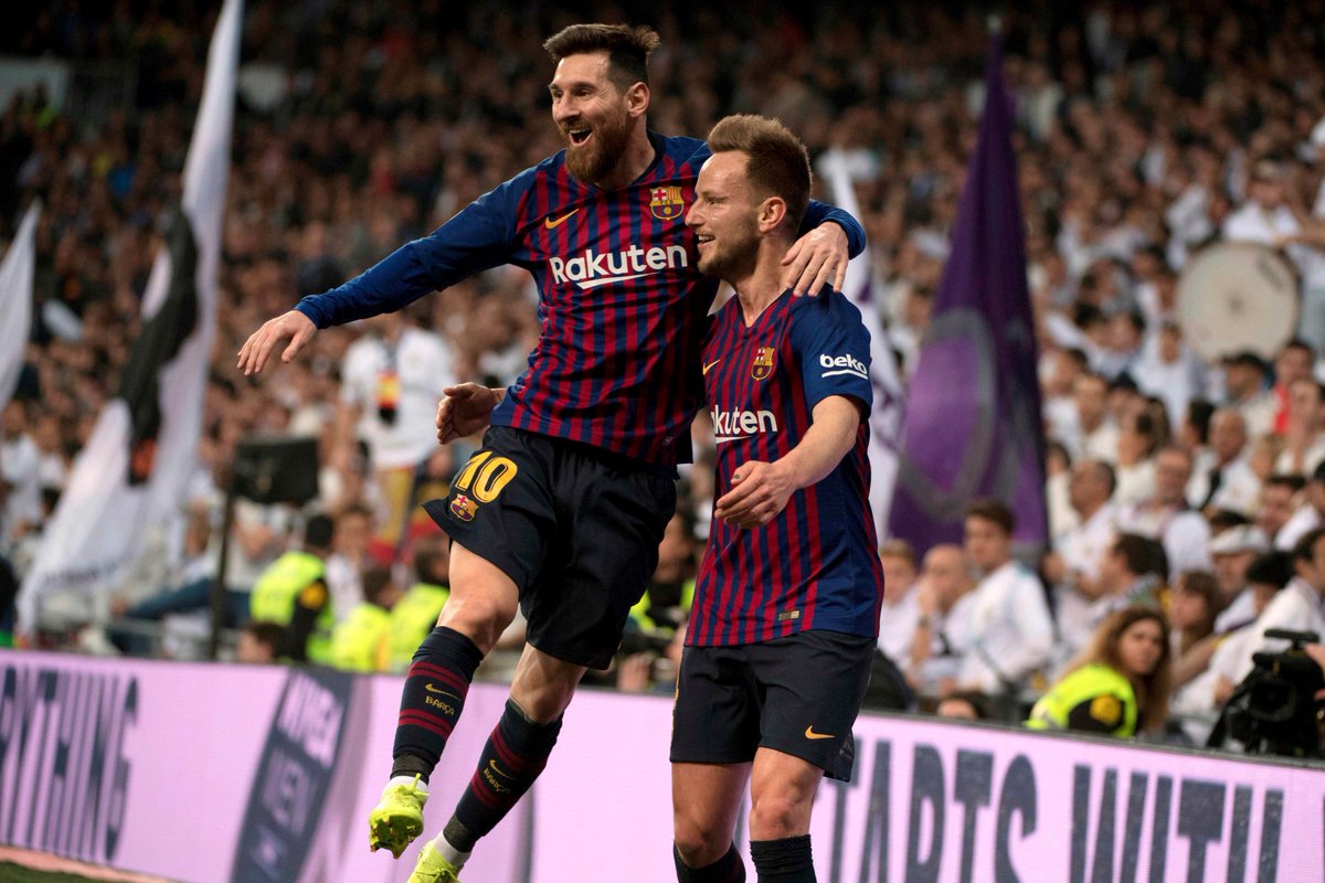 DiarioOle's tweet photo. ¡EL PAPÁ AHORA ES EL BARSA! El equipo de Messi le ganó al Real Madrid con un lindo gol de Rakitic y lo superó en el historial de #ElClasico por primera vez en ¡87 años! El Merengue quedó a 12 puntos y Solari en la cuerda floja ➡️https://t.co/he2IgfOAwT https://t.co/AJyBDooKhP