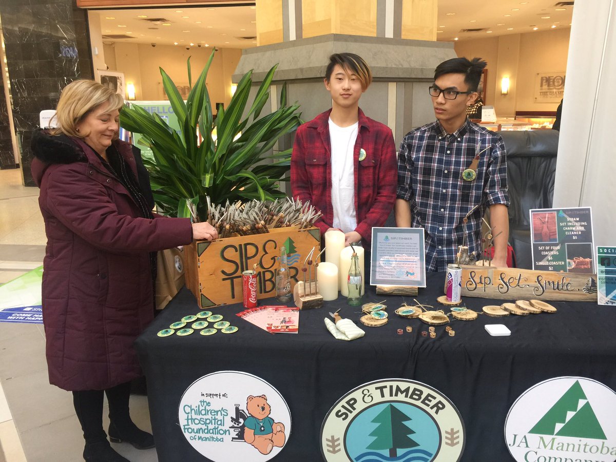 AnoMagnifico's tweet image. Look who’s out supporting @nmcLRSD @wpcLRSD @jhbLRSD @JAManitoba @KildonanPlace #tradeshow #manythanks #greatsupport #entrepreneurship #innovationinaction