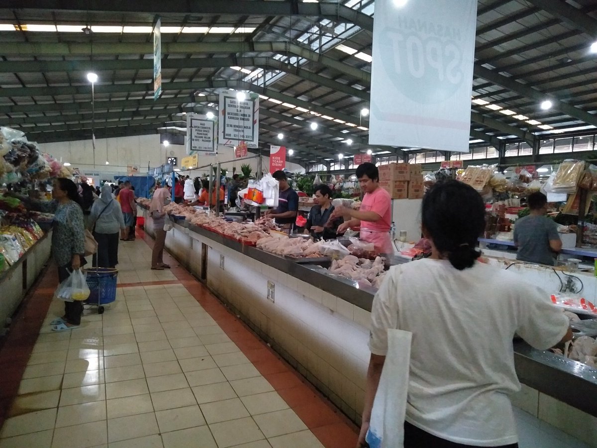 Hayoo ibu"  ke pasar.. ayam potong masih seger2 dipasar modern sektor 7 Bintaro