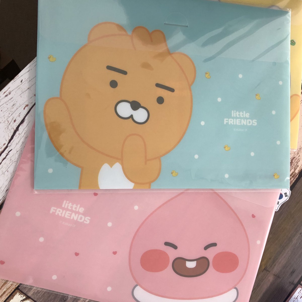 HONEYBOX9's tweet photo. NEW🧼お知らせ📝
カカオフレンズ の クリアファイル 再入荷しました🍑
TXT の 下敷き と 写真 新入荷しました🍎
#HONEYBOX #honeybox #ハニボ #韓流ショップ #沖縄市 #カカオフレンズ https://t.co/QjOL4pRS7F