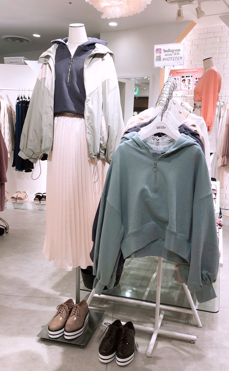 Nice Claup岡山一番街店 V Twitter 新作item ジップアップパーカーが入荷しました 程よいショート丈感なのでバランスよくとてもいい感じに着こなせます 透け感のあるレーススカートやタイトスカートととの相性抜群 4 500 Tax