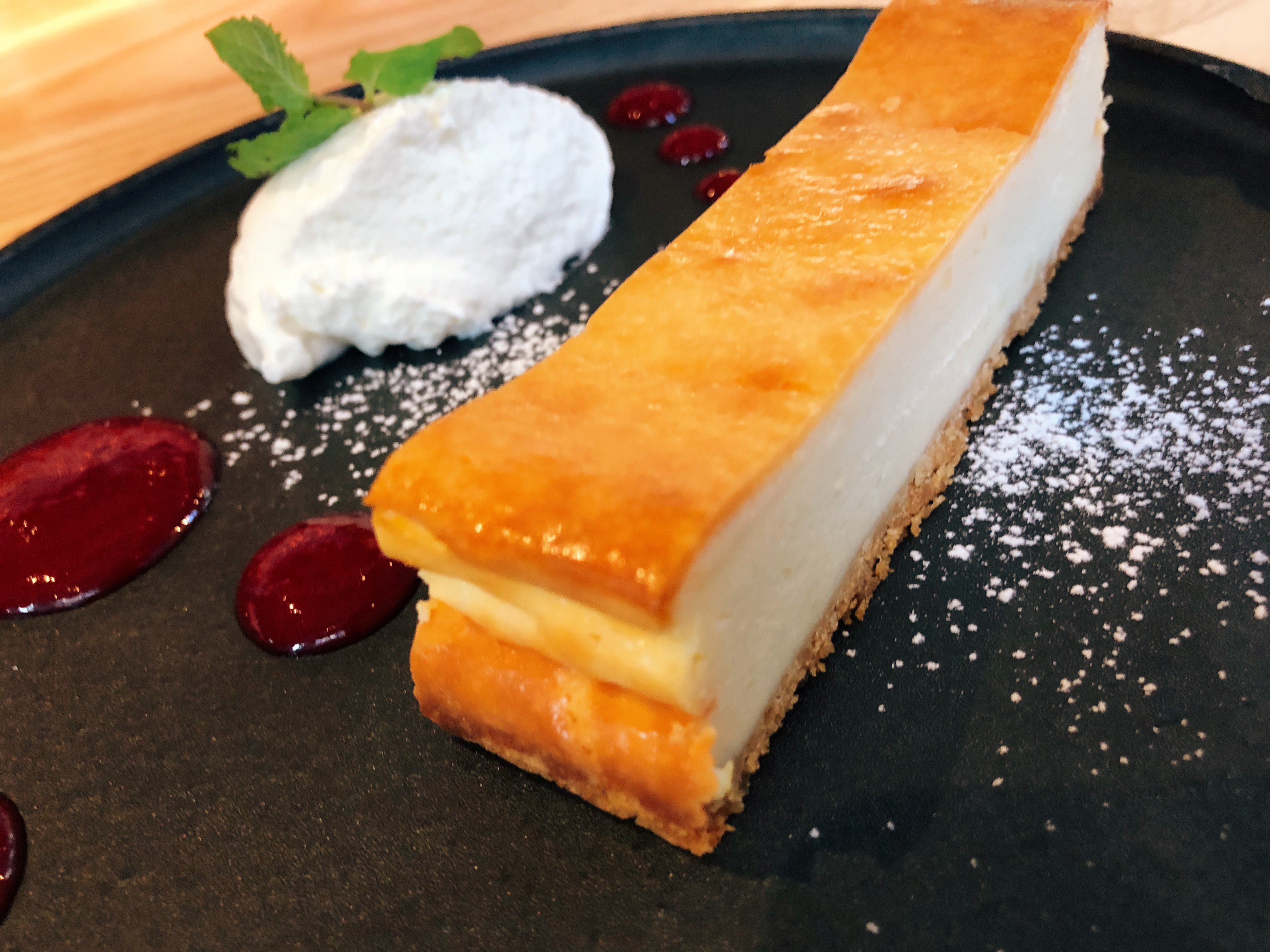 さすらいグルメ日記 No Twitter 渋谷の Koe Lobby では濃厚なチーズケーキを食べられる オシャレな盛り付けと細長いチーズケーキが絵になるスイーツ チーズケーキの香り ほんのり酸味の効いたベリーソース ホイップが三位一体となり幸せを運んでくる 食事の