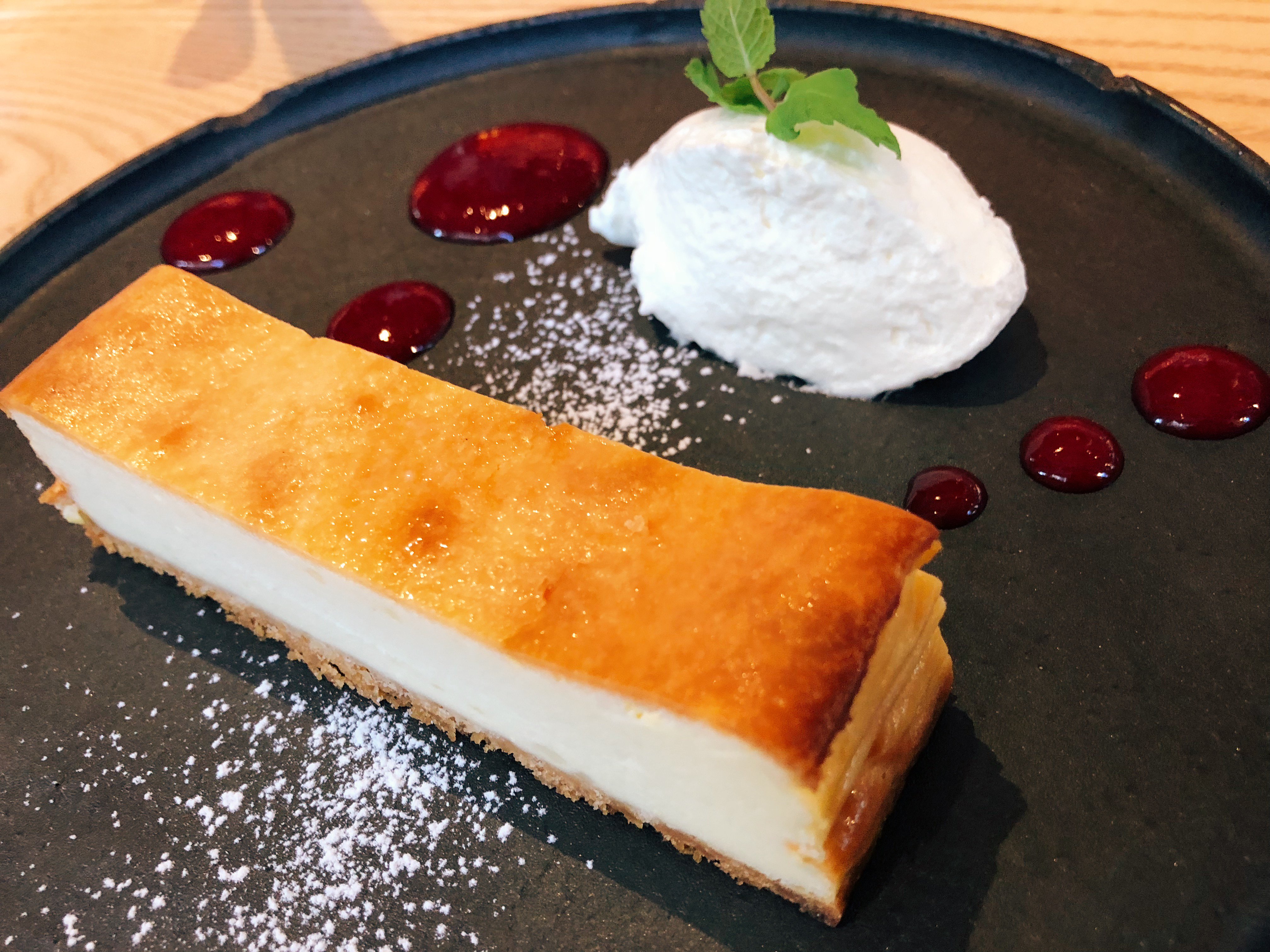 さすらいグルメ日記 No Twitter 渋谷の Koe Lobby では濃厚なチーズケーキを食べられる オシャレな盛り付けと細長いチーズケーキが絵になるスイーツ チーズケーキの香り ほんのり酸味の効いたベリーソース ホイップが三位一体となり幸せを運んでくる 食事の
