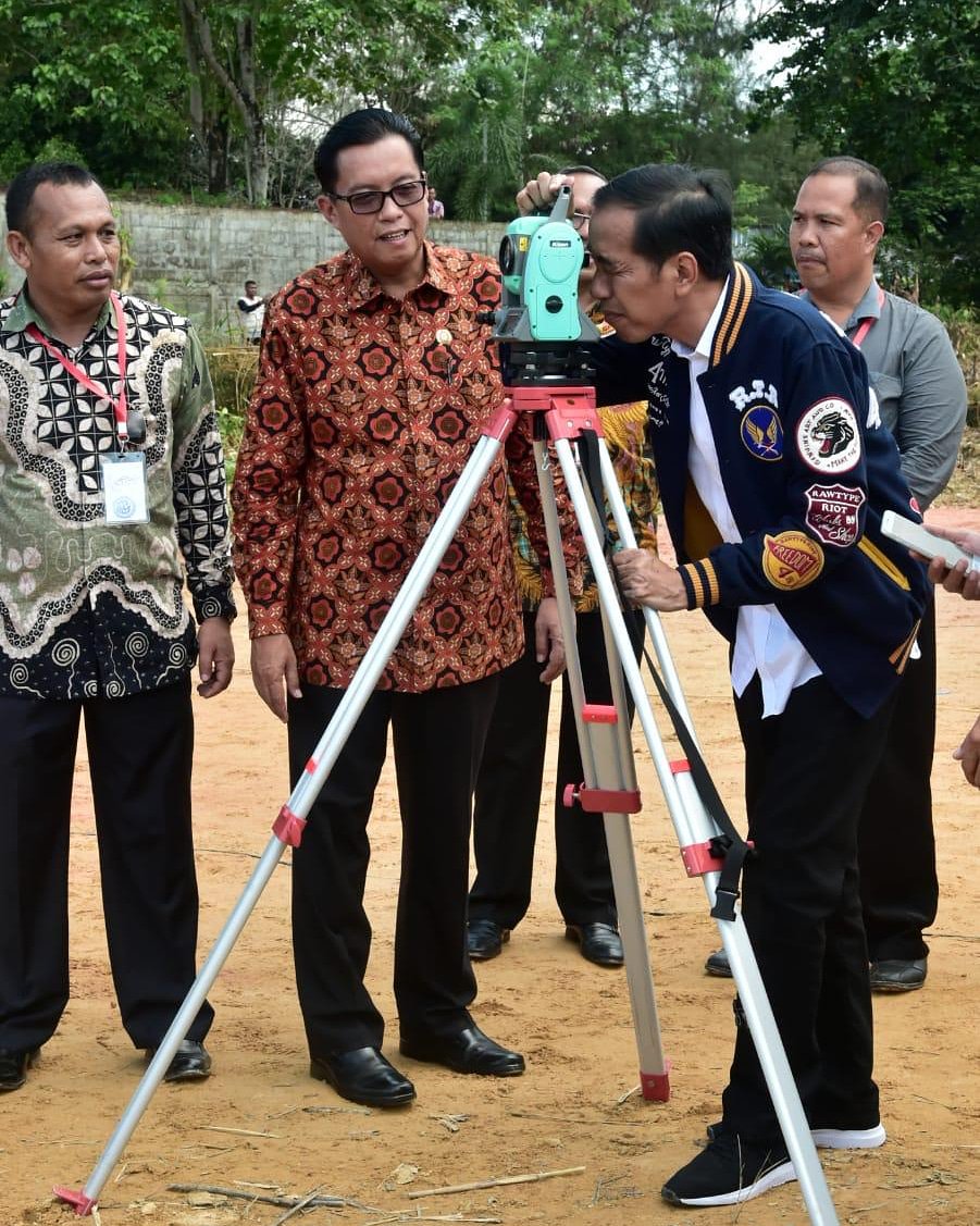 Rupanya patok tanda batas bidang tanah sudah tidak diukur satu per satu dengan theodolit. Sekarang, jika sudah menemukan titik koordinatnya, pengukuran semua lahan sudah langsung dilakukan.

Dengan cara seperti itulah program sertifikasi tanah di semua provinsi bisa dipercepat.