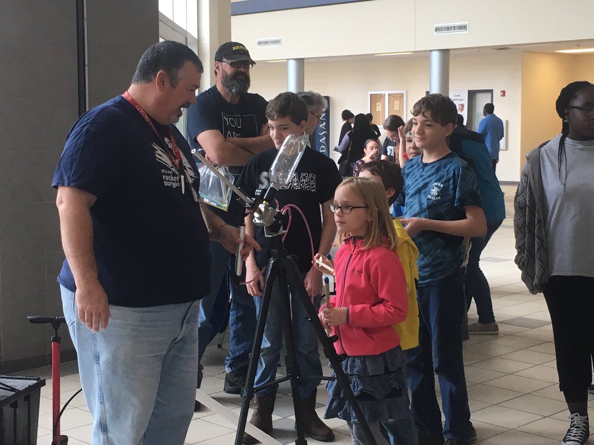 ShellyBydlinski's tweet photo. Mr. Carter, an Exploratory teacher at GMS, engages students and their parents in launching air rockets during the GCSS Third Annual STEAM Fest at BHS! @glynnschools @gctm_math @VisibleLearning https://t.co/5mnGiOfl8s