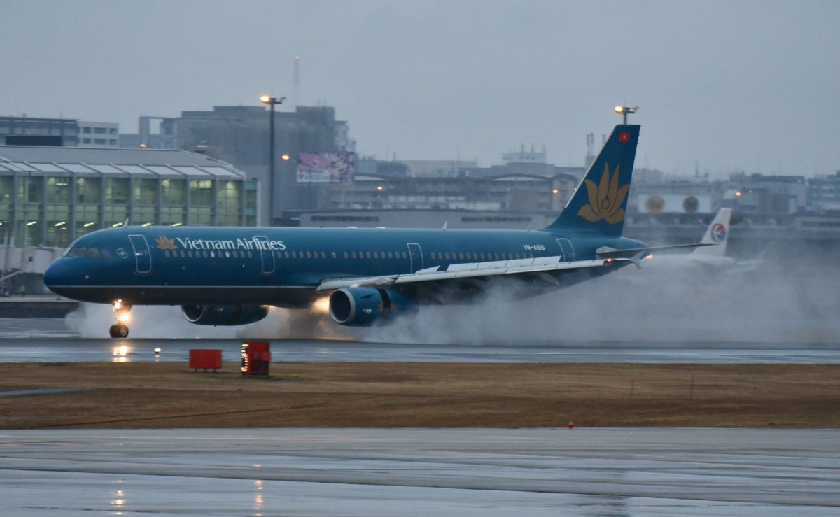 Makoto S Na Twitteru 先程福岡空港に着陸した ベトナム航空 逆噴射の水しぶきが良い感じです Makoto S Na Twitteru 先程福岡空港に着陸した ベトナム航空 逆噴射の水しぶきが良い感じです