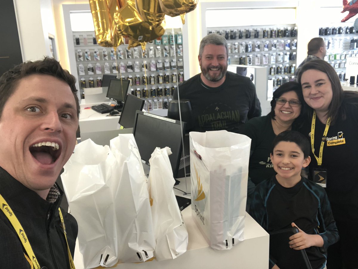 BlueShirtAllDay's tweet photo. The Nanda and Otto Family taking advantage of the #Sprint #iPadOnUs promotion. Enjoy your new toys! #SizzlingSprintSaturday @sprint @michaelotto71 @DCalzone77 @tracySprint @sprintsback @jimmills22 @HoosierCrouch @Sprint4Midwest @MinnetonkaMN @MichelCombes @mark_nachman @Apple https://t.co/V1uT2eTZzJ