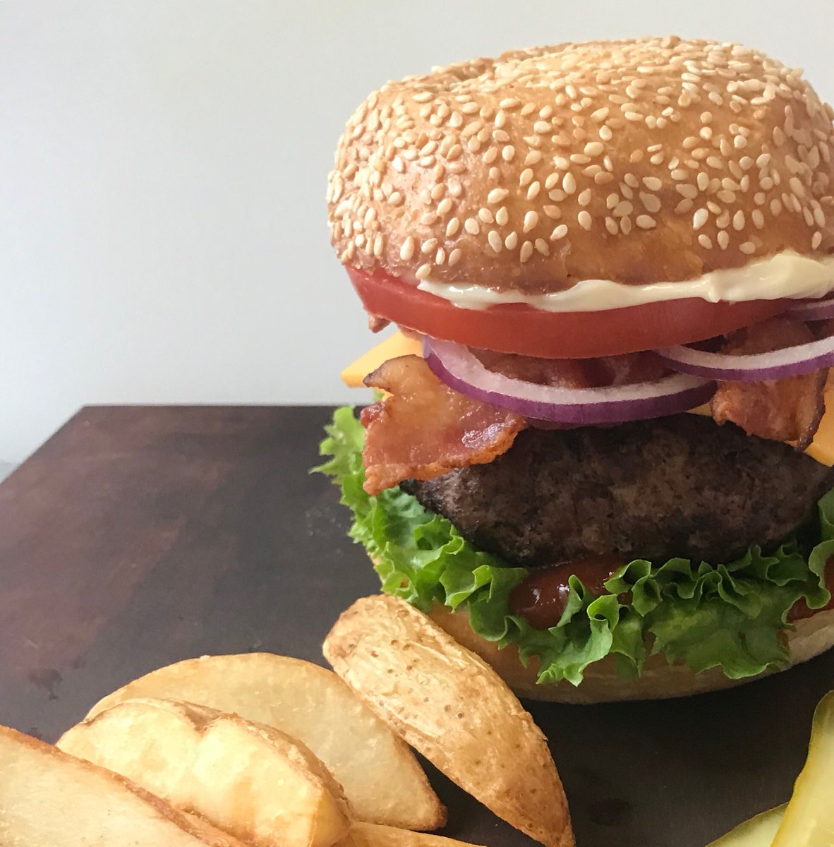 CarolHarrisonRD's tweet photo. Fun day today learning about food styling @GBCollege. It’s a great hands-on class packed with tips. Today we tackled burgers and cocktails! I’m taking lots of notes to share out with @DietitiansCAN Food and Culinary Network. #rdkitchenparty https://t.co/DbgimxqWH0