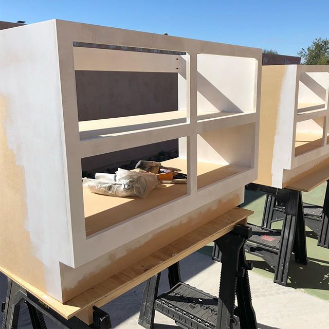 stuffandymakes's tweet photo. Primer on. Gonna let that sit while we attend a #bourbrother #bourthday party. ๐ฌ๐ฅ #stuffandymakes #diy #cabinets #custombuilt #mdf #builtins #fireplace #remodel #construction #renovation #lotsofhastags https://t.co/vnux9jBtrT