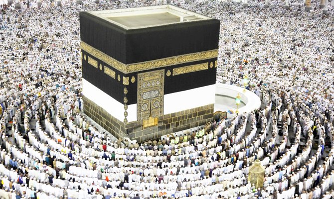 arabnews's tweet photo. The number of Umrah visas issued this year by Saudi Arabia has reached more than 4.33 million https://t.co/wWwQrRP2T4 https://t.co/dwpUpkjt2L
