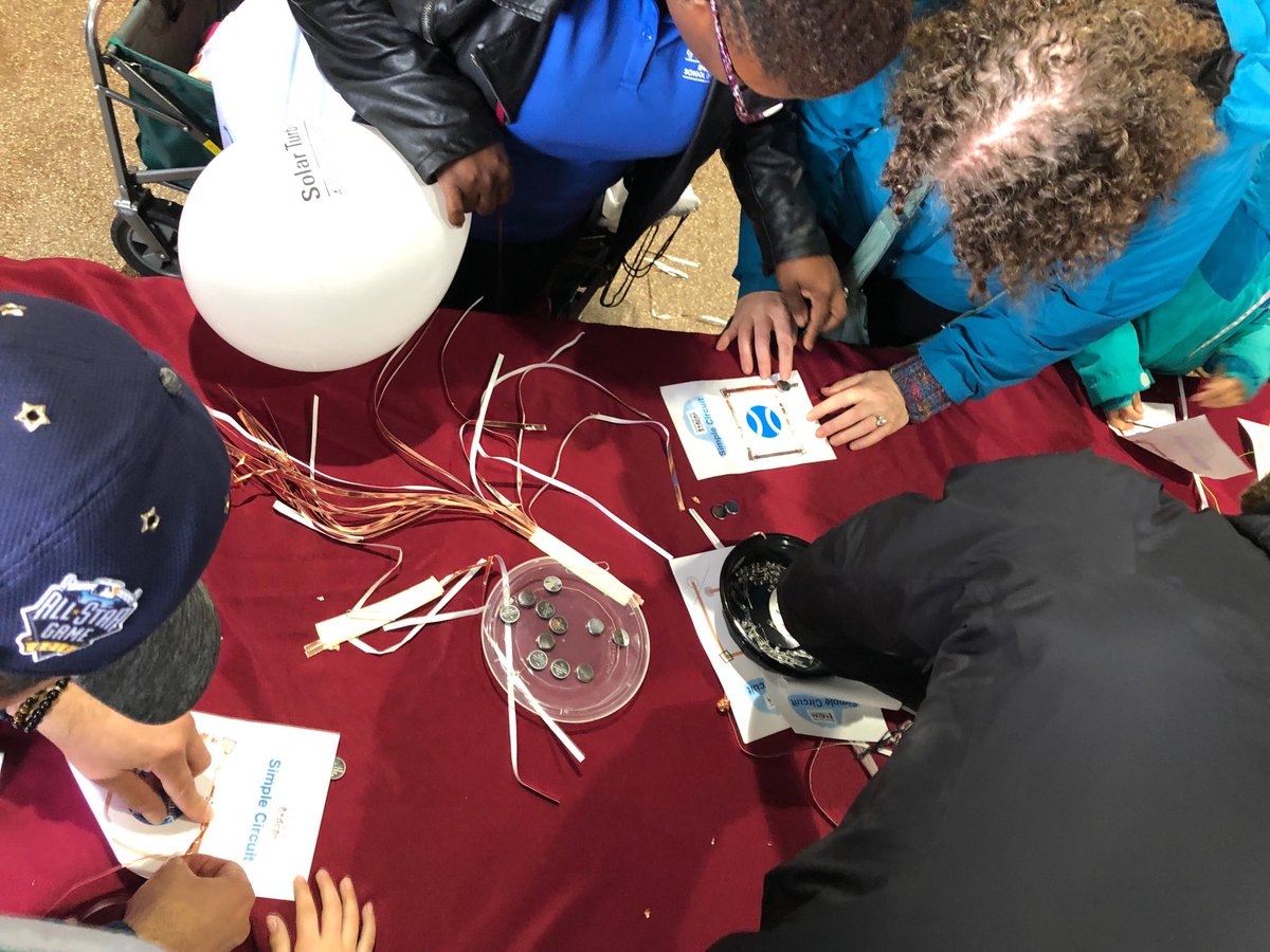 sabrina_sbsd's tweet image. Creating a simple circuit with #sbsdstream #sbsdedu @sdfestivalscienceengineering