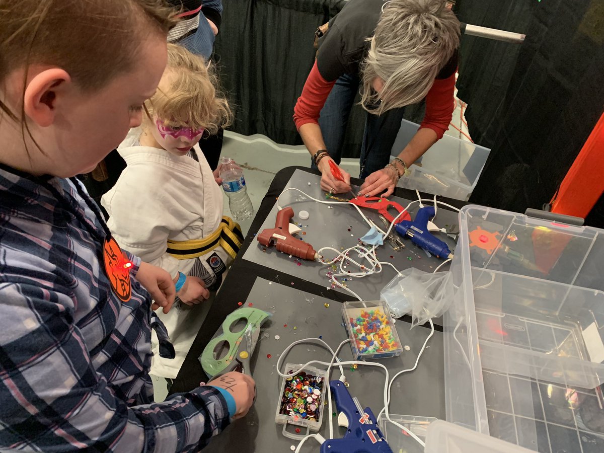 misterreynolds's tweet photo. Having a blast making wearables with kids, families and @MackBoulder faculty at @GoSTEAMFest #sparkfun #wearables #goSTEAMfest #MackBoulder #makerED https://t.co/Iqk27jiDJ3