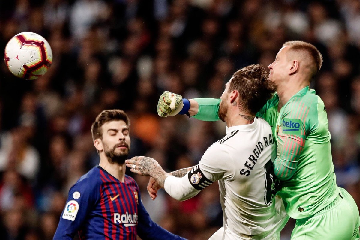 DenizaFoki's tweet photo. Ter Stegen after seeing what Ramos did to Messi #ElClásico 💙❤️ https://t.co/uqSTMy6hzE