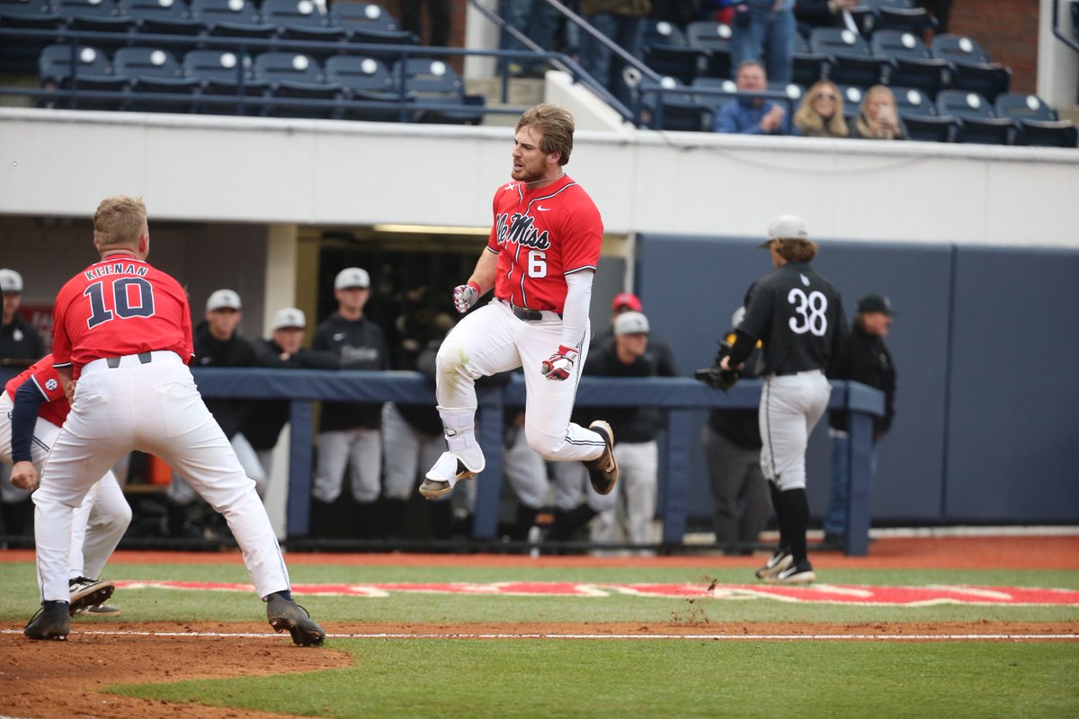 OleMissBSB's tweet photo. Mic. Drop. @thomas_dillard7.

#HottyToddy https://t.co/cuZkXMDjA1
