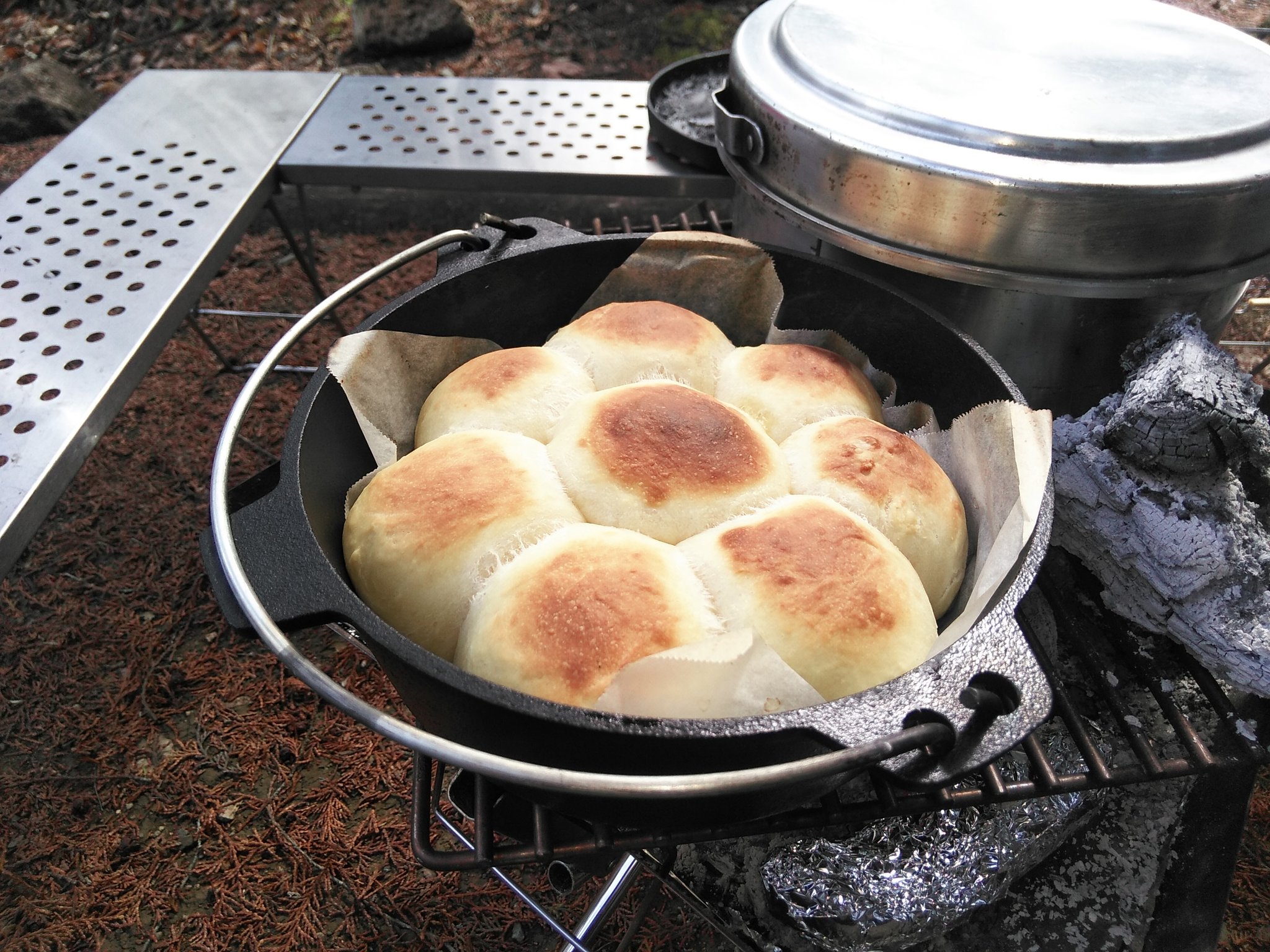 えびかに ダッチオーブンでパンを焼いてみました 旨すぎる T Co 9tuooan2xt Twitter