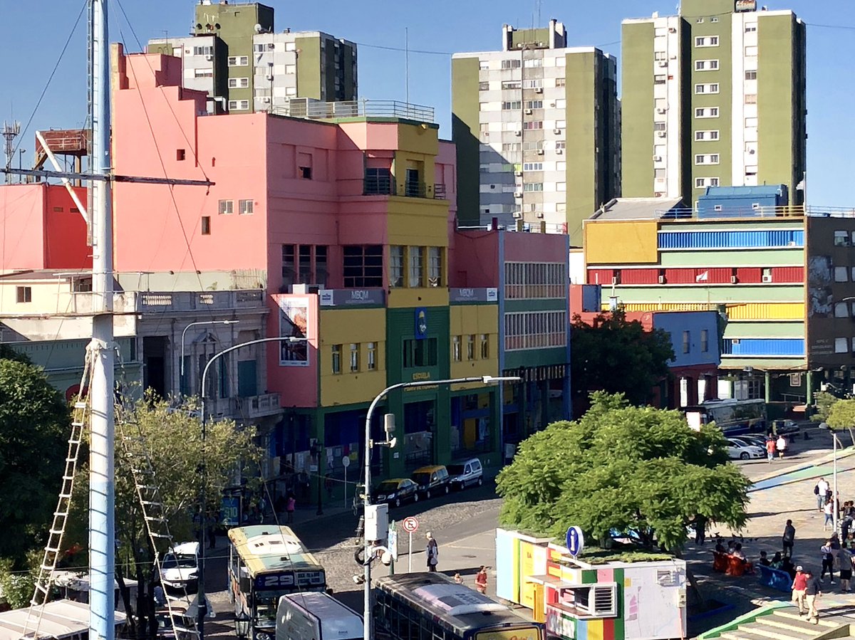 Resultado de imagen para QUINQUELA SALE A LA CALLE, OBRAS DEL PINTOR LLEGAN A LAS FACHADAS DE LA BOCA Y BARRACAS