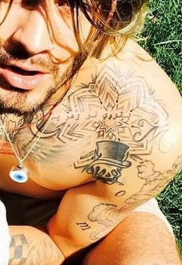 picsztattoos's tweet photo. ✎:. #MeMyselfAndI #BestCoverSong #iHeartAwards https://t.co/YeTuY8Kv6u