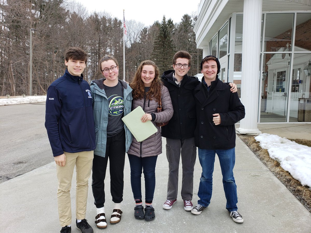 _DavidDahari_'s tweet photo. @wahconahrhs National Honor Society continues to make a difference in our community. Today's nursing home visit was a success. Thabks to these great kids for giving so much of themselves. #Wahconah https://t.co/xfOyT2cahV