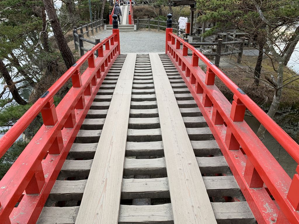 cokoguri's tweet photo. Watch your step! #japan #matsushima #godaido #godaidotemple #templebridge #redbridge #traditionaljapan #history #historyofjapan #traveljapan #traveldestinations #traveltips #traveltours #digitalnomads #cokoguri https://t.co/GliPPsvk63