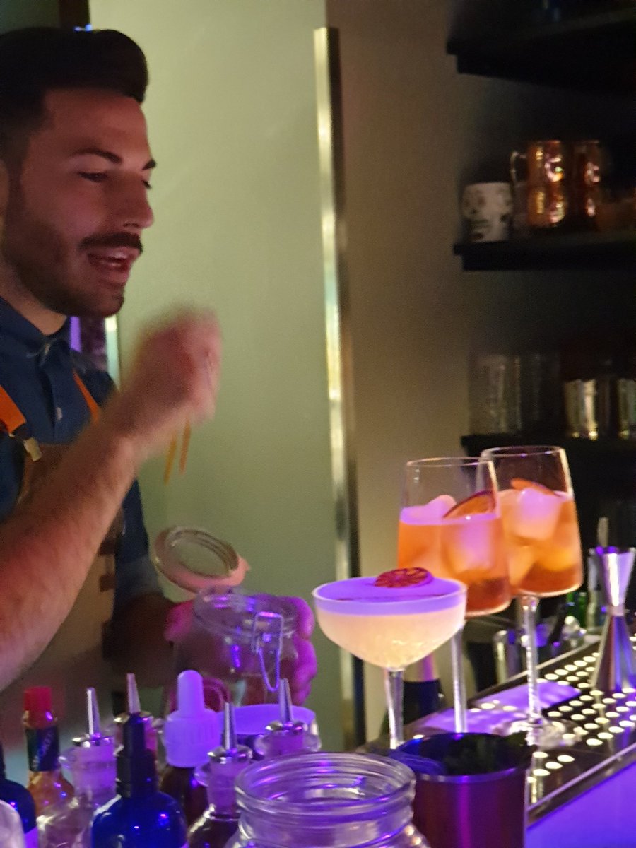 No nos podemos ir  de Valencia sin probar el #AguadeValencia en el mítico @cafemadridval ahira coctelería de renombre
#VisitValència
@turismovlctuits
<a href="/CValencianaTB/">CValencianaTB</a>