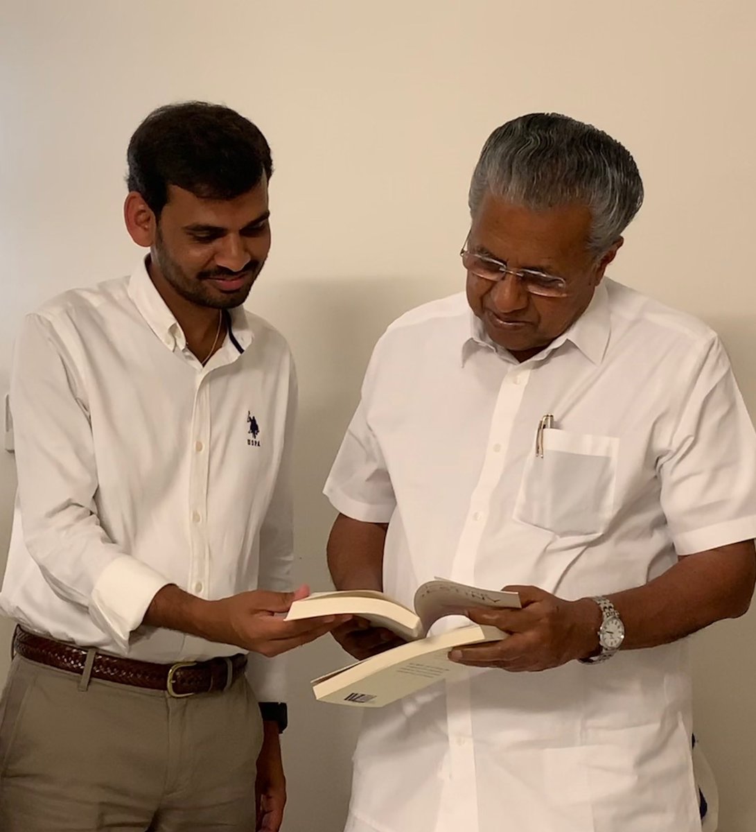 Madhusu61263005's tweet photo. #DesignyourDestiny !
Designing destiny and The heartfulness way presented to *Shri.Pinarayi Vijayan*
Chief Minister of Kerala.#heartfuness #meditation #yoga #mindfulness #Transformation #askdaaji ⁦#kerala ⁦@CMOKerala⁩ ⁦@KeralaTourism⁩ ⁦@heartfulnessnor⁩ https://t.co/LjNbTe2Ies