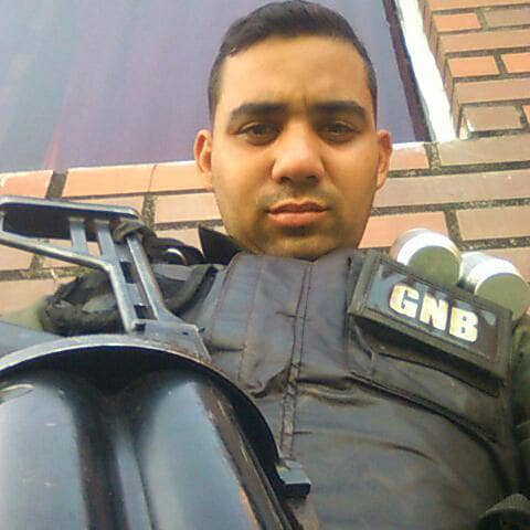 Sol651's tweet image. MAS EFECTIVOS MILITARES SE APEGAN A LA CONSTITUCION Hoy el S/1 Jesús González Fuenmayor perteneciente al Destacamento de Seguridad Urbana (Desur) deserto del REGIMEN desde #SantaElenadeUairén donde se encontraba de comisión hasta #Pacaraima-Brasil.