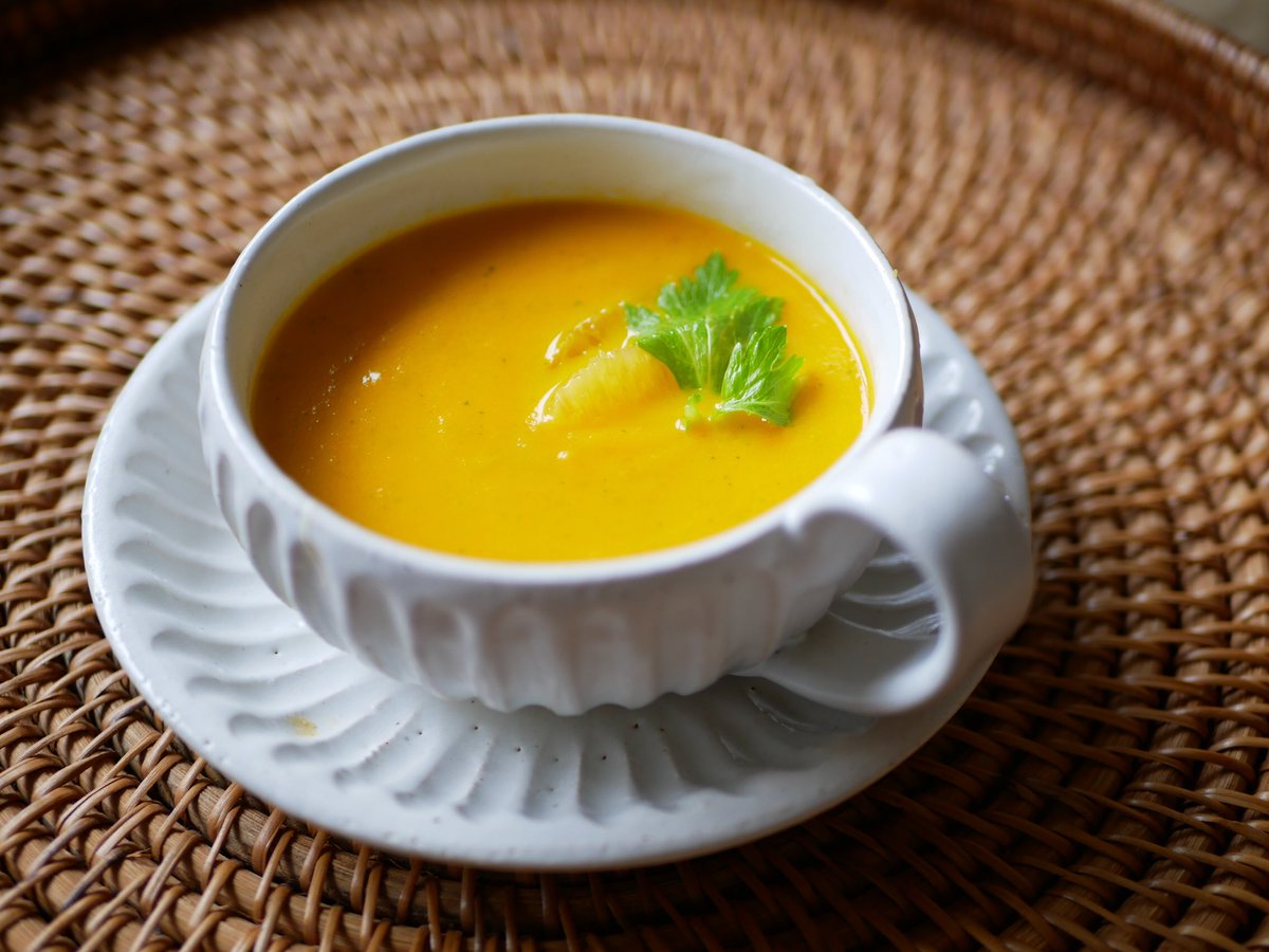 有賀 薫 にんじんとセロリ オレンジのスープ にんじんとバターで作ったポタージュに風味を添えます にんじんの甘さをセロリ の苦味とオレンジの酸味が引き締める 良い組み合わせ にんじんとセロリは同じセリ科なので 相性がよいのかな いつもより