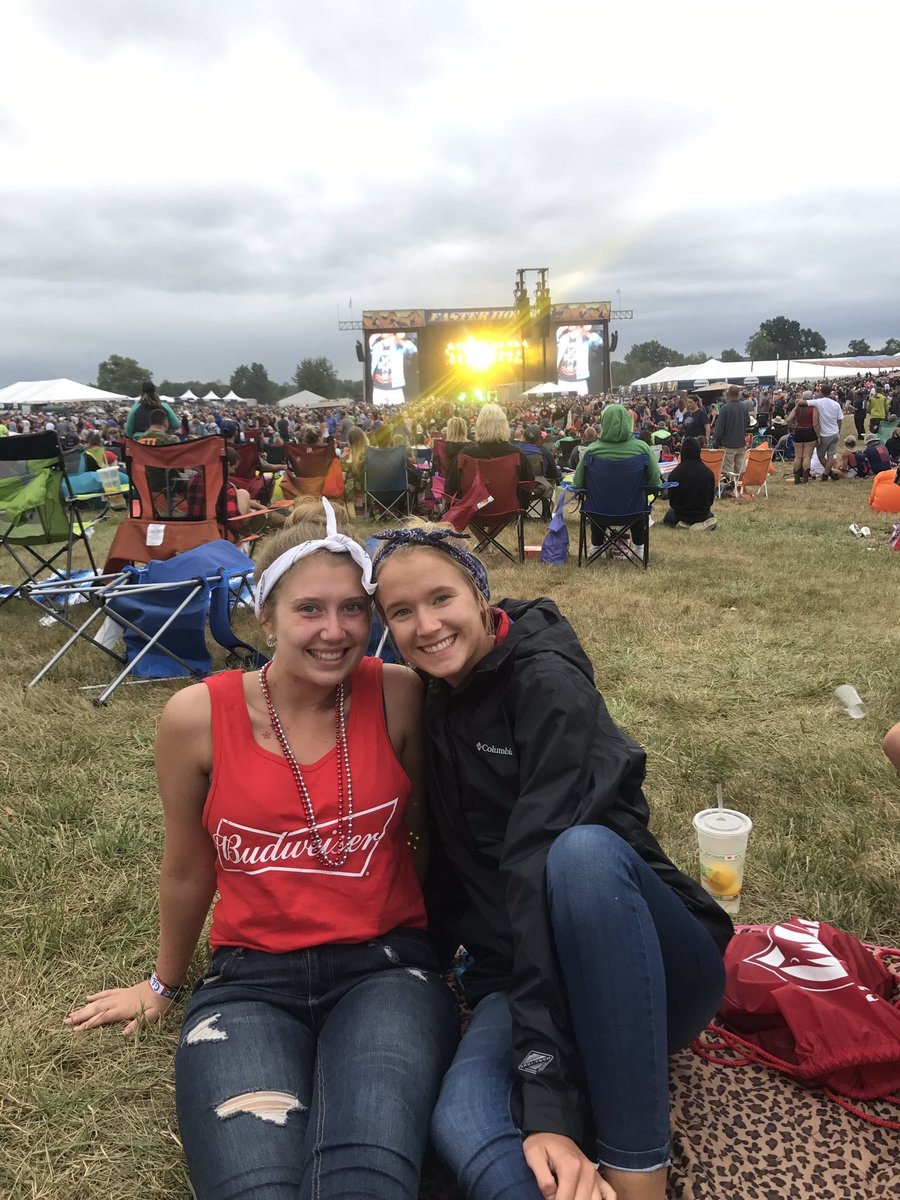 BellaTurner23's tweet photo. happy happy happy 20th birthday to my very bestest friend, @Sierra33_S! thanks for all the memories you give me - much love 💓🎈 https://t.co/tbdfYATPlU