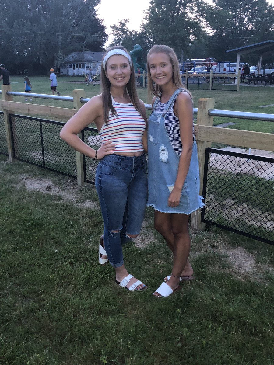 BellaTurner23's tweet photo. happy happy happy 20th birthday to my very bestest friend, @Sierra33_S! thanks for all the memories you give me - much love 💓🎈 https://t.co/tbdfYATPlU