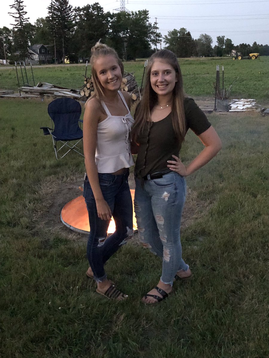 BellaTurner23's tweet photo. happy happy happy 20th birthday to my very bestest friend, @Sierra33_S! thanks for all the memories you give me - much love 💓🎈 https://t.co/tbdfYATPlU