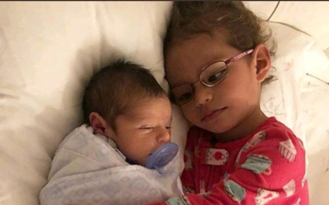 Quien's tweet photo. El tierno momento en que la hija de Bárbara Coppel conoce a su hermanito https://t.co/rctn0g83MH #BarbaraCoppel https://t.co/NxJ1WD2Z5l