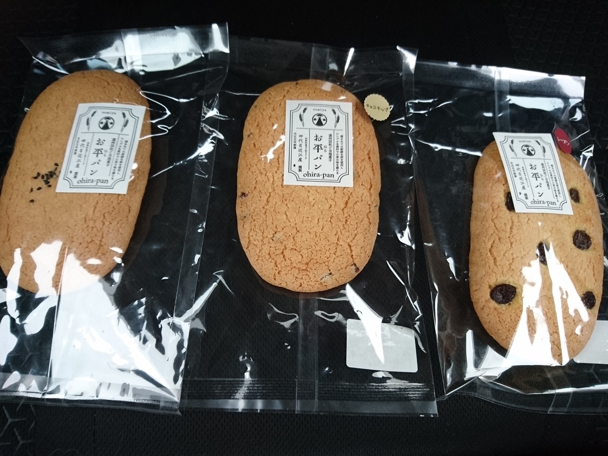 ふくちゃん 最初の立ち寄り場所は こちら 静岡県浜松市西区雄踏町にあります 四代目近江屋さんです 葬儀関係者には有名 な お平 ひら パンを作ってます 葬儀ですと 二枚一組で甘食状に重ねて 中にゼリーを入れているそうです お平パン150円