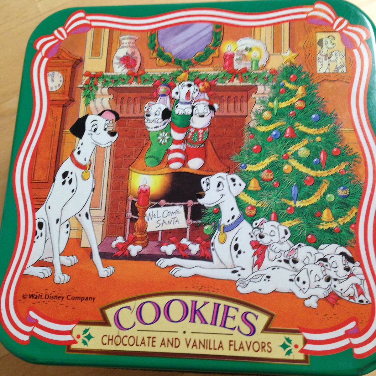 Hige Choco 所有する最古のディズニーおみやげ缶 賞味期限から考えて1996年のクリスマス 101匹わんちゃんは大好きな作品でお気に入りの絵柄 クリスマス時期によく飾っていました 今は裁縫箱として現役
