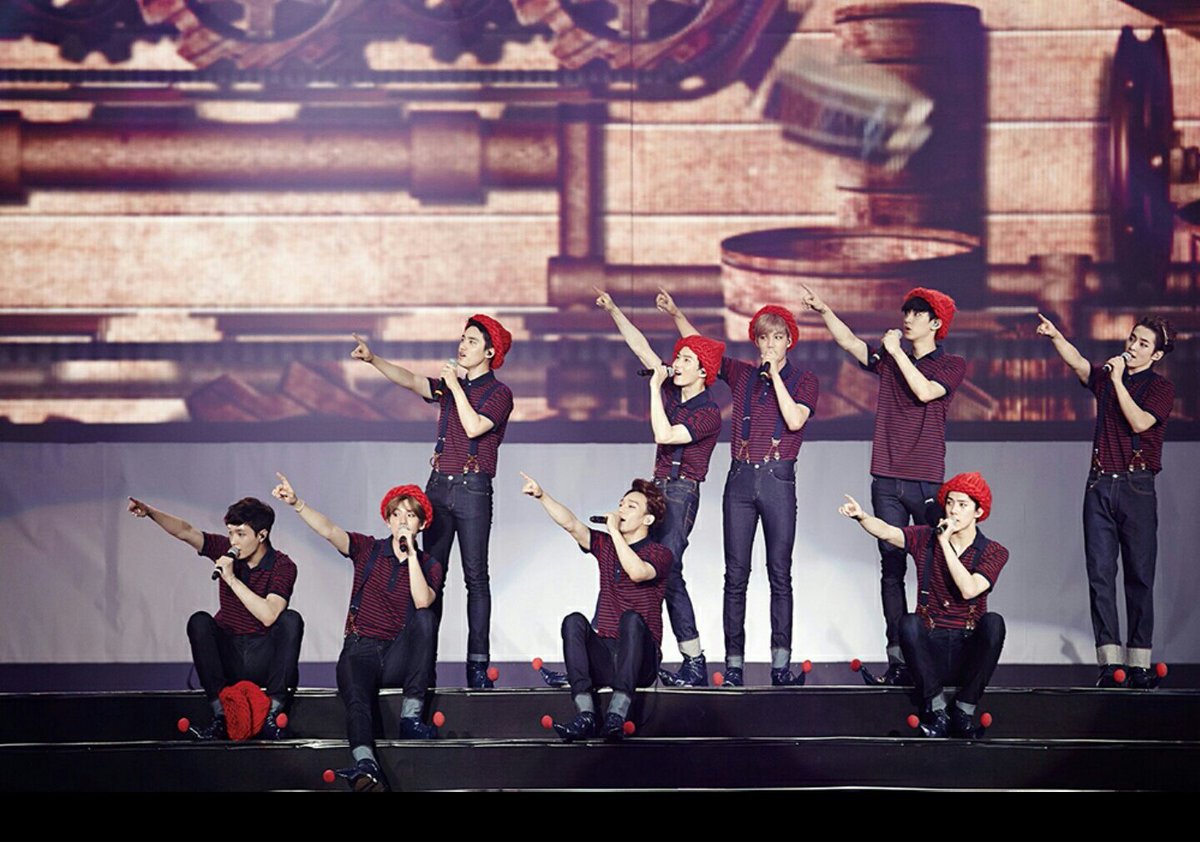 MarkasLotto's tweet photo. [AskERINA]

difoto ini, EXO lagi perform lagu apa ya?😮

RT &amp; reply dengan hashtag #TwitterBestFandom #TeamEXO #SoompiAwards @weareoneEXO

1 reply/rt = 1 vote + social point

-Lotto27 https://t.co/kFBmrC5Rqj