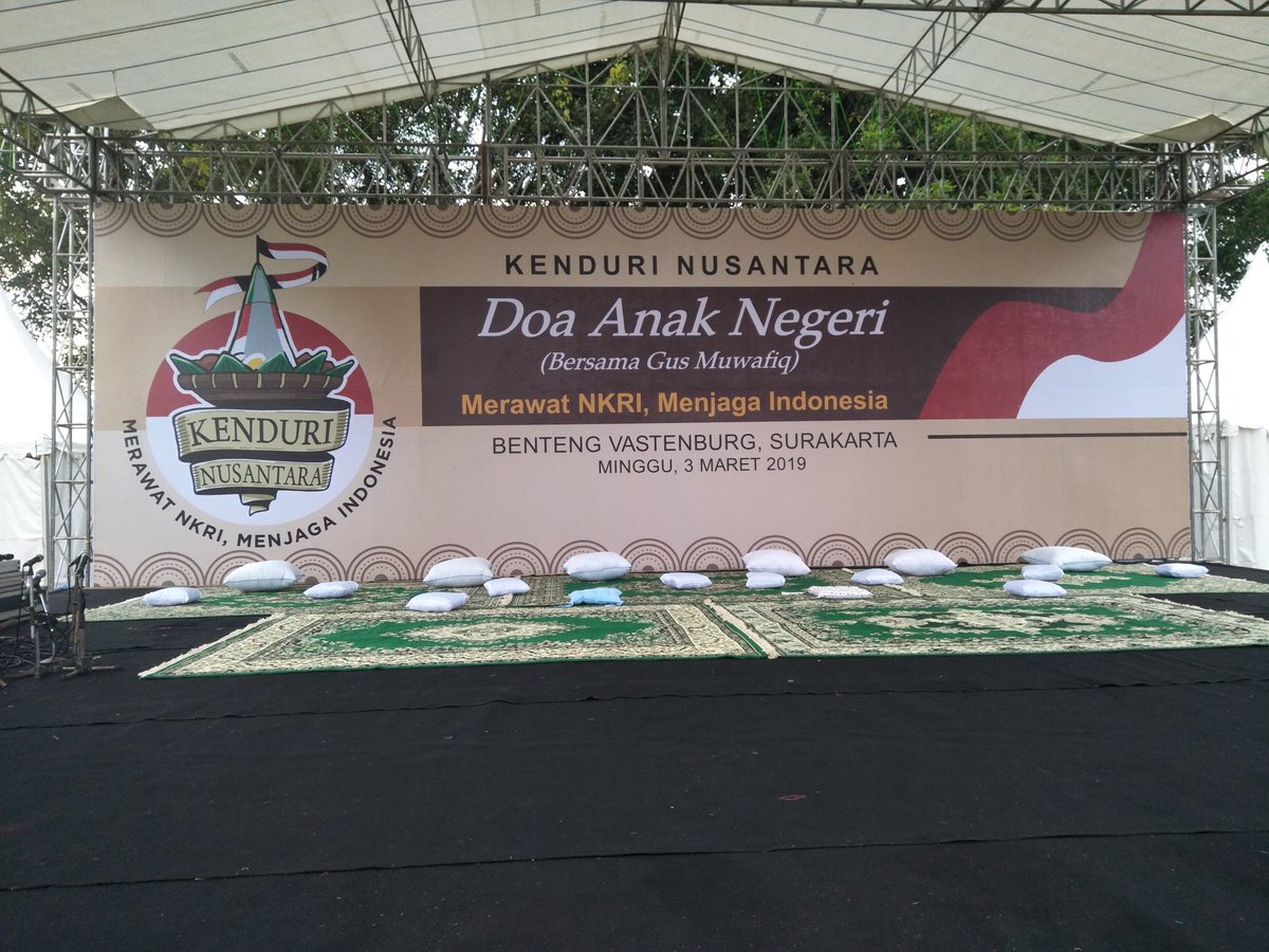 KancaneGanjar's tweet photo. Jawa Tengah tidak boleh terbelah..!
Ayo merapat Lurr.. Umbul donga bareng masyarakat Solo demi kesatuan NKRI. Gandengkan tangan erat, satukan tekad. @DivHumas_Polri @humasjateng @ganjarpranowo @Teropong_Jateng #UmbulDonga #Kendurinusantara2019 #merawatNKRI #menjagaindonesia https://t.co/JR2925ZSX3