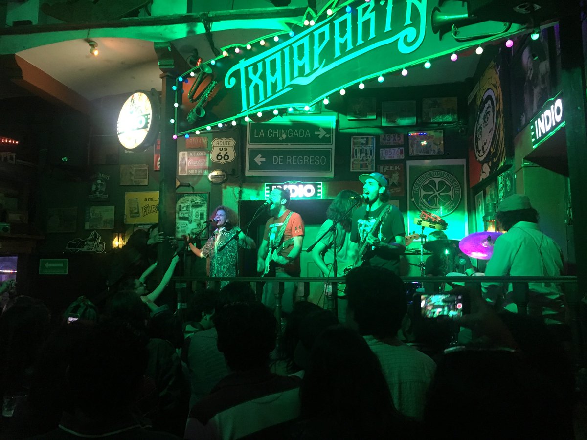 NOCHE DE REPTILES!!! 🐉🐲🐍🦎 Esta noche <a href="/CarmenCostaBand/">Carmen Costa</a> y su rock camaleónico regresan a Oaxaca de Juarez, en @txalapartabar 
Puertas 9pm