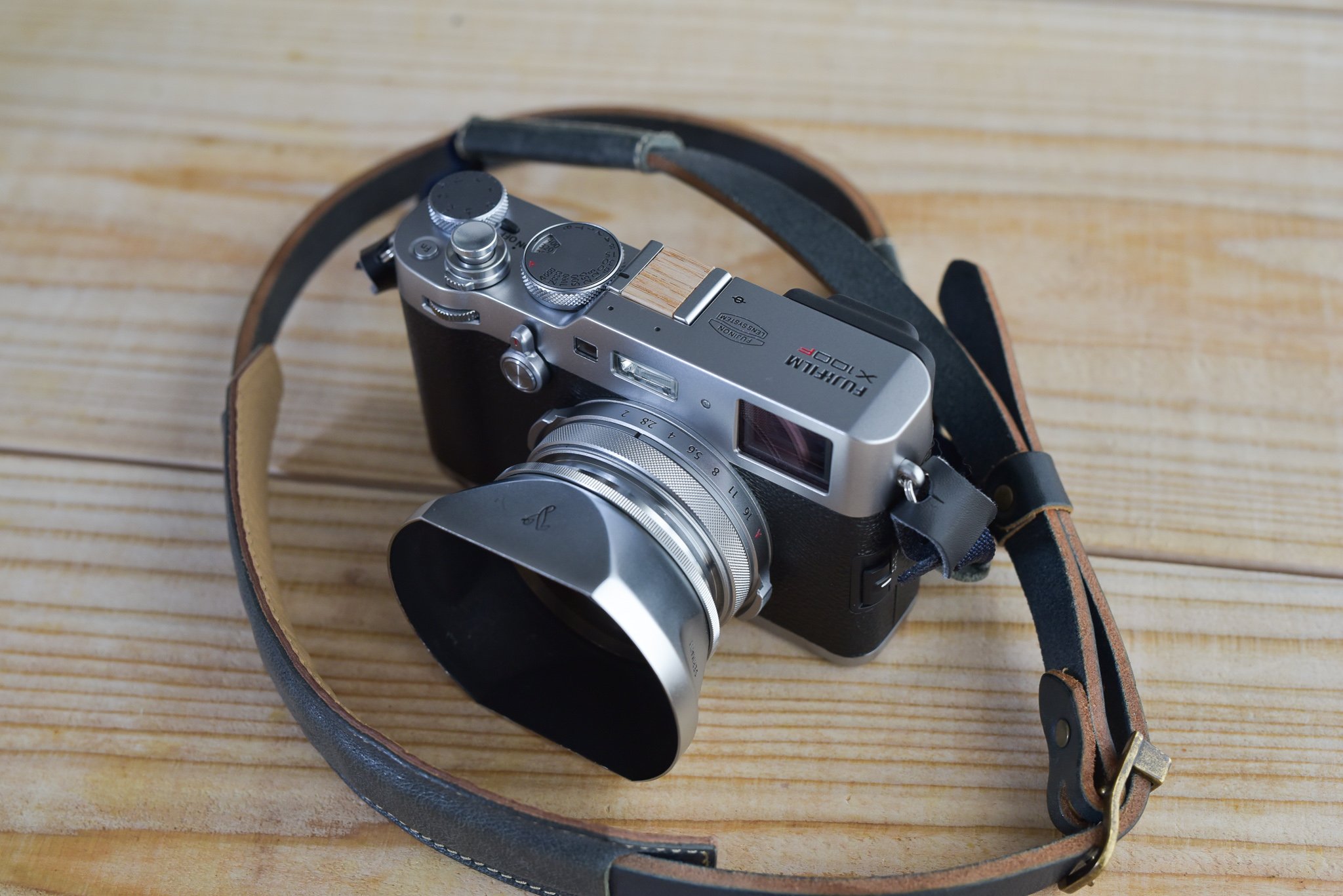 Hytnos ひとのす 売ってる木製のホットシューカバー が高いので制作 X100fはデザインがレトロなので革とか木がよく似合う 一応 ストラップの裏側の革の色味と合わせてあります お洒落なカメラです T Co Nrzexatc Twitter