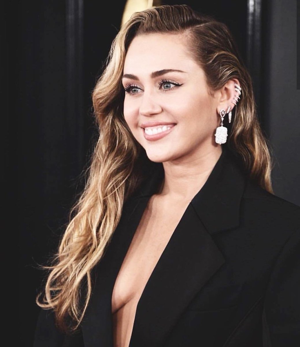 YoakeG's tweet image. I love this women.🖤 #MileyCyrus #smiley