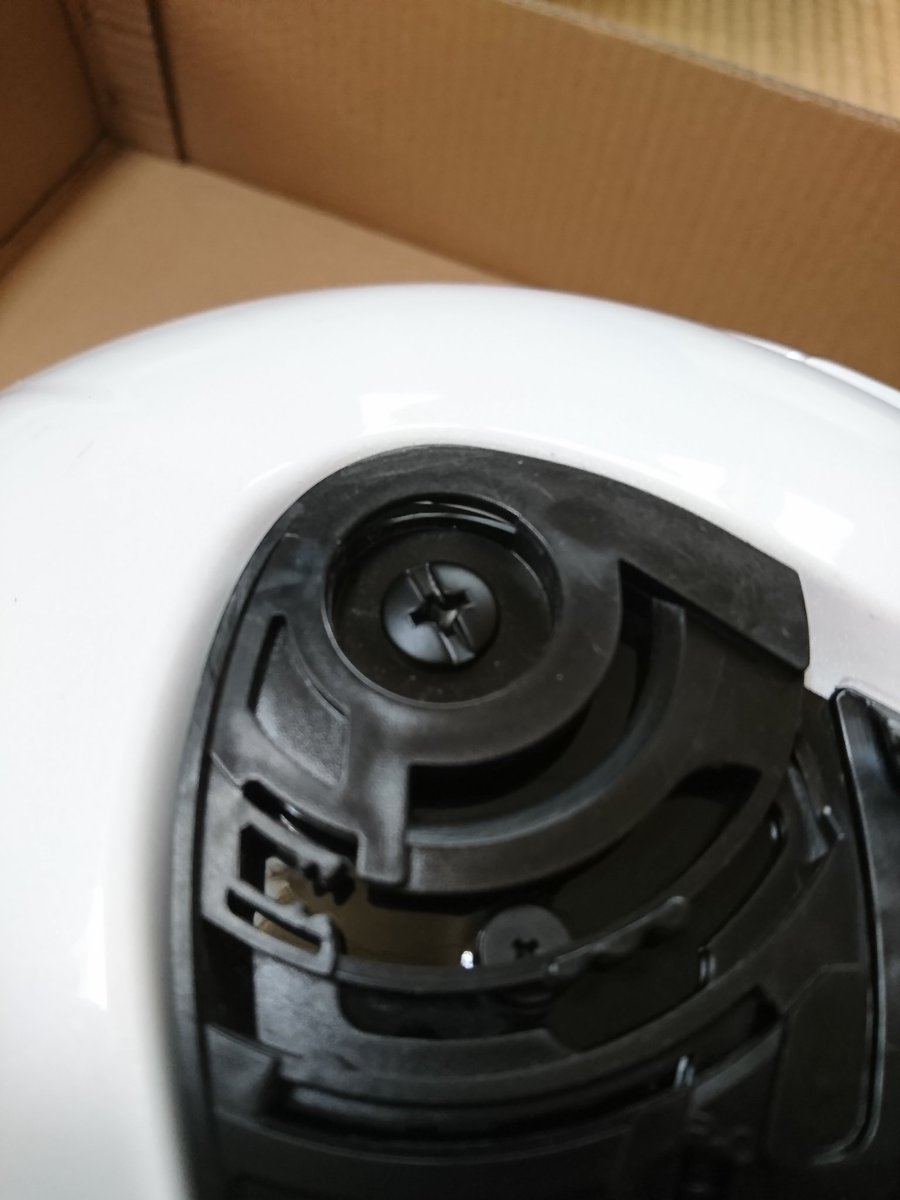 akai_firefox's tweet image. 続きまして
#OGK #KABUTO #kamui2 のシールドの付け方です。
シールドの爪をヘルメットサイドの穴に合わせて嵌めます。
抑えのスライドを下に下げて回転部の爪を嵌めます。反対側も同じです。