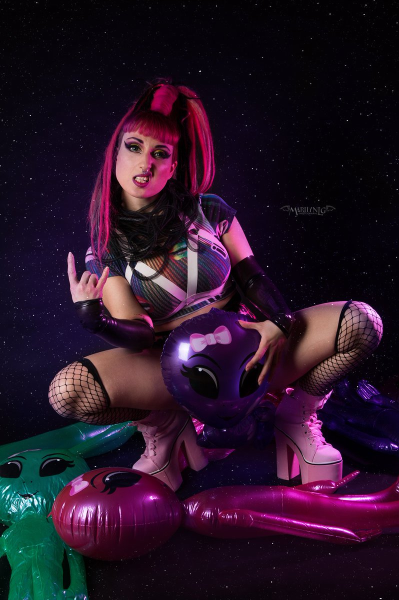 marilynm_photo's tweet photo. From a previous shoot with Natasha Nebula!! Make up by @BangBangArtist1 !!
#spacehooker #space #aliens #photography https://t.co/GJ8fLa7jbC
