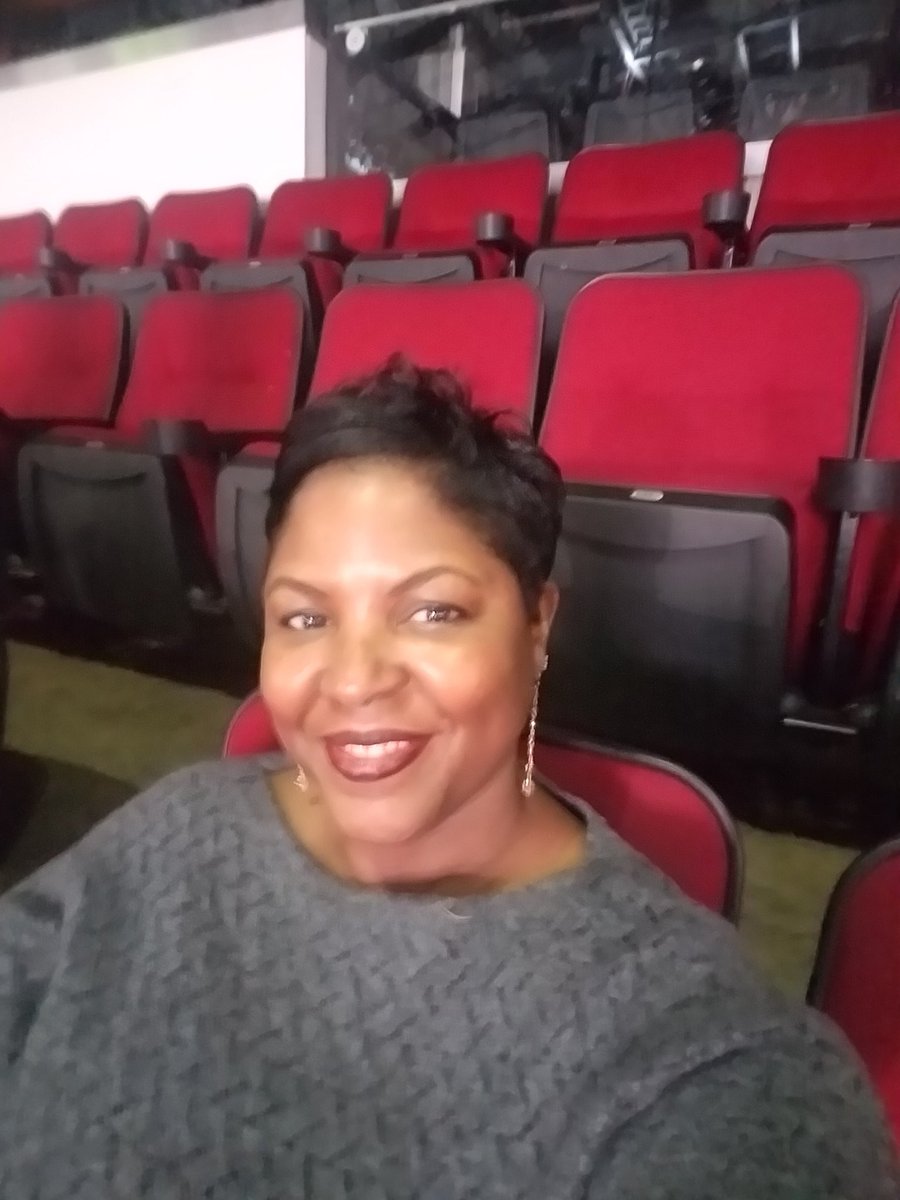 PylesJanella's tweet image. Awesome last minute decision... #IAmBecoming #MichelleObama  #Houston