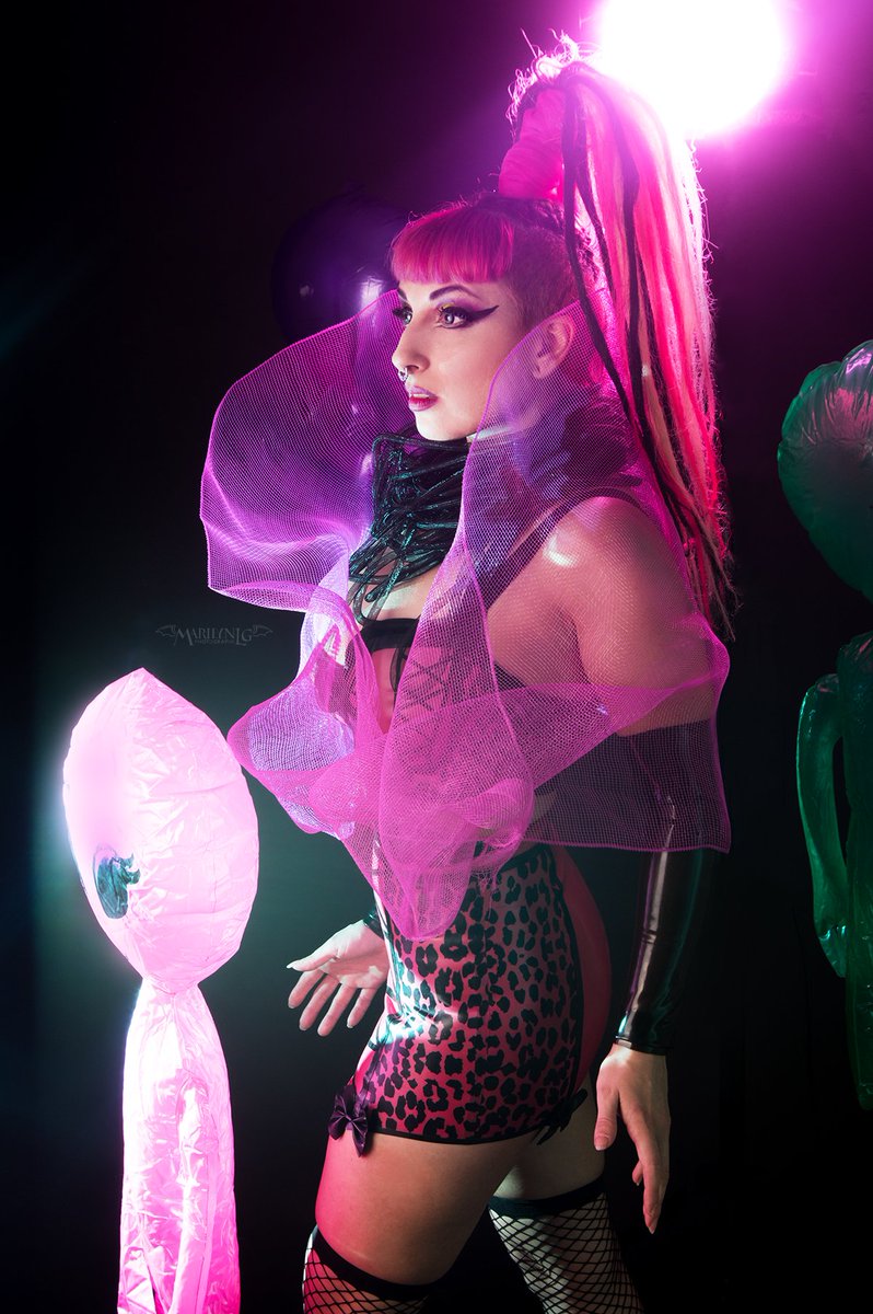 marilynm_photo's tweet photo. From a previous shoot with Natasha Nebula!! Make up by @BangBangArtist1 !!
#spacehooker #space #aliens #photography https://t.co/GJ8fLa7jbC