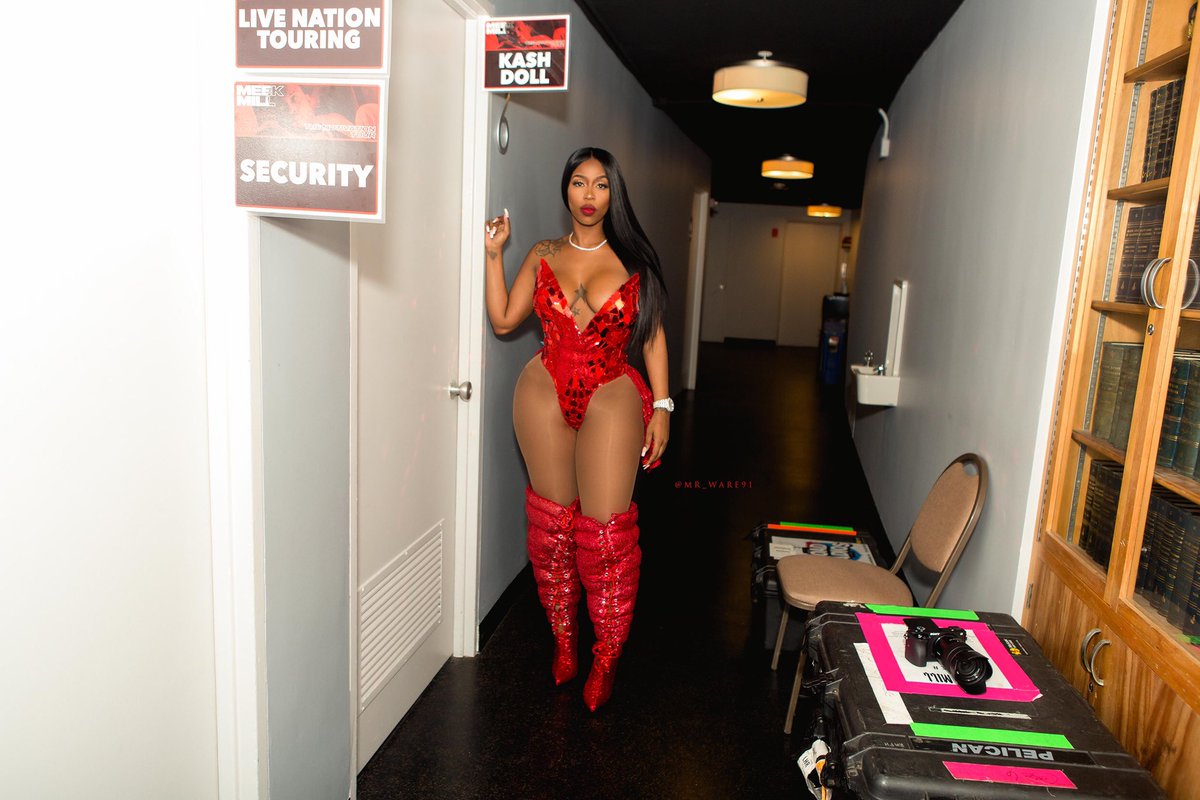 kashdoll's tweet photo. ❤️ https://t.co/8FllBSiLUu