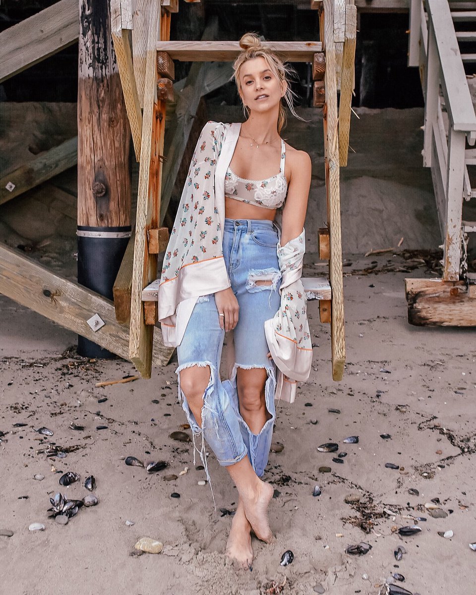 SabinaGadecki's tweet photo. Sometimes a kimono on the beach just feels like the right move ππ #FORAYGetaways x @malibubeachinn (apparently loveee slapping my hand on my forehead too π€·πΌββοΈ) https://t.co/vgPhU9zCw0
