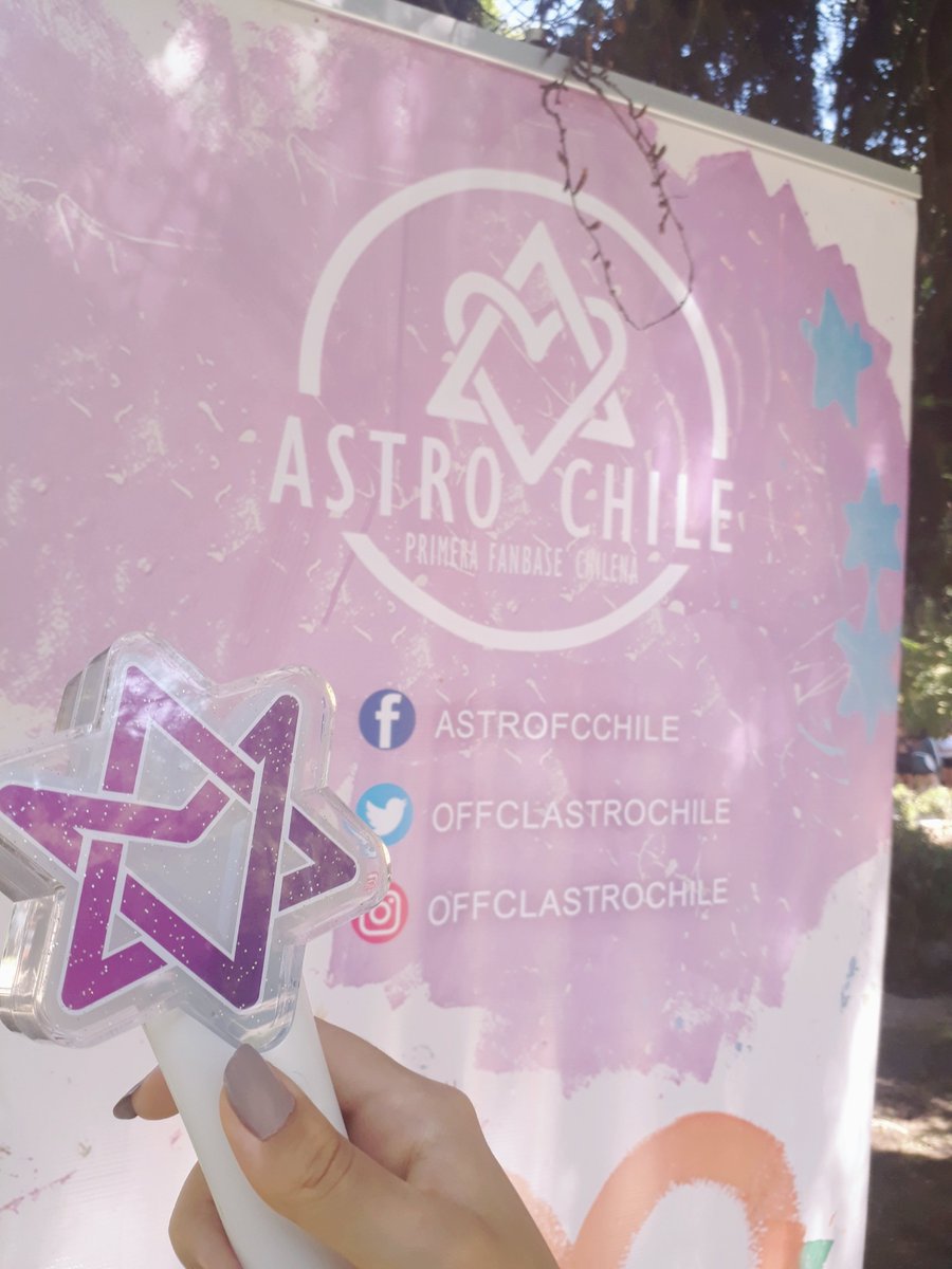 plagapandora's tweet photo. robongie meeting a friend on the board of @offclASTROChile for the " #3yearswithastro "^u^💜🇨🇱
#ASTRO #아스트로 https://t.co/Z0sQMORVt4