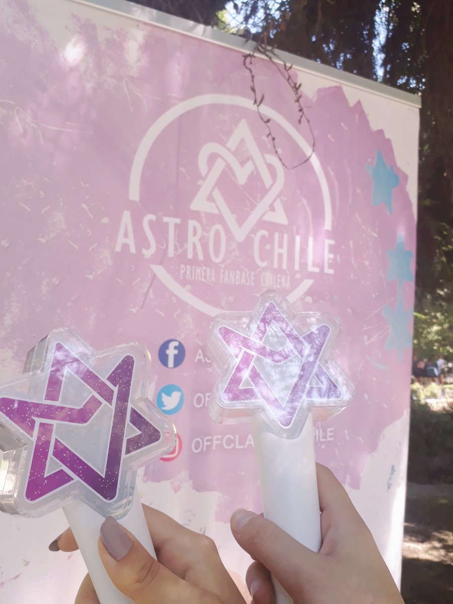 plagapandora's tweet photo. robongie meeting a friend on the board of @offclASTROChile for the " #3yearswithastro "^u^💜🇨🇱
#ASTRO #아스트로 https://t.co/Z0sQMORVt4
