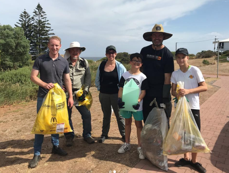 timhatfield87's tweet photo. Pollies get down and dirty for #CleanUpAustralia2019.
State Environment Minister David Speirs was out in Hallett Cove, while @Mark_Butler_MP lead a crew along the Port River.
@7NewsAdelaide Tonight at 6. https://t.co/tZttJXTJVU